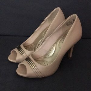 Nude heels with gold stripes